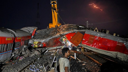 Mais de mil pessoas participam de resgate após acidente ferroviário na Índia  