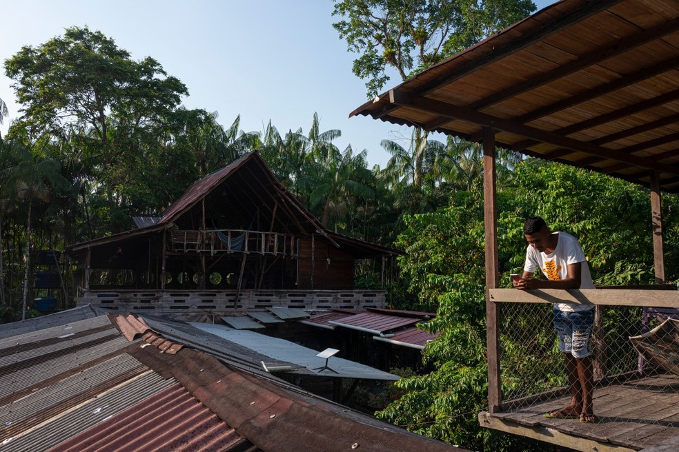 Cliente usa celular conectado com a Starlink em restaurante de Belém — Foto: Alessandro Falco/Bloomberg