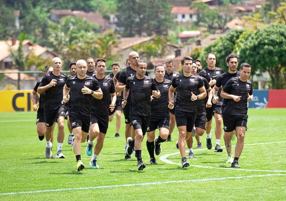 Árbitros participam de treinamento na Granja Comary, em Teresópolis (RJ) — Foto: Junior Souza/CBF