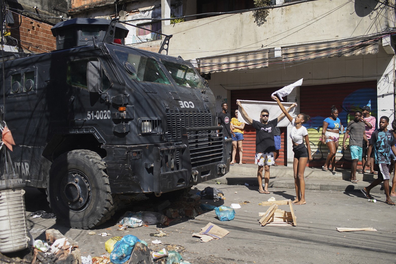 Moradores protestam diante do veículo blindado do Comando de Operações Especiais (COE) da PM — Foto: Mauro Pimentel / AFP