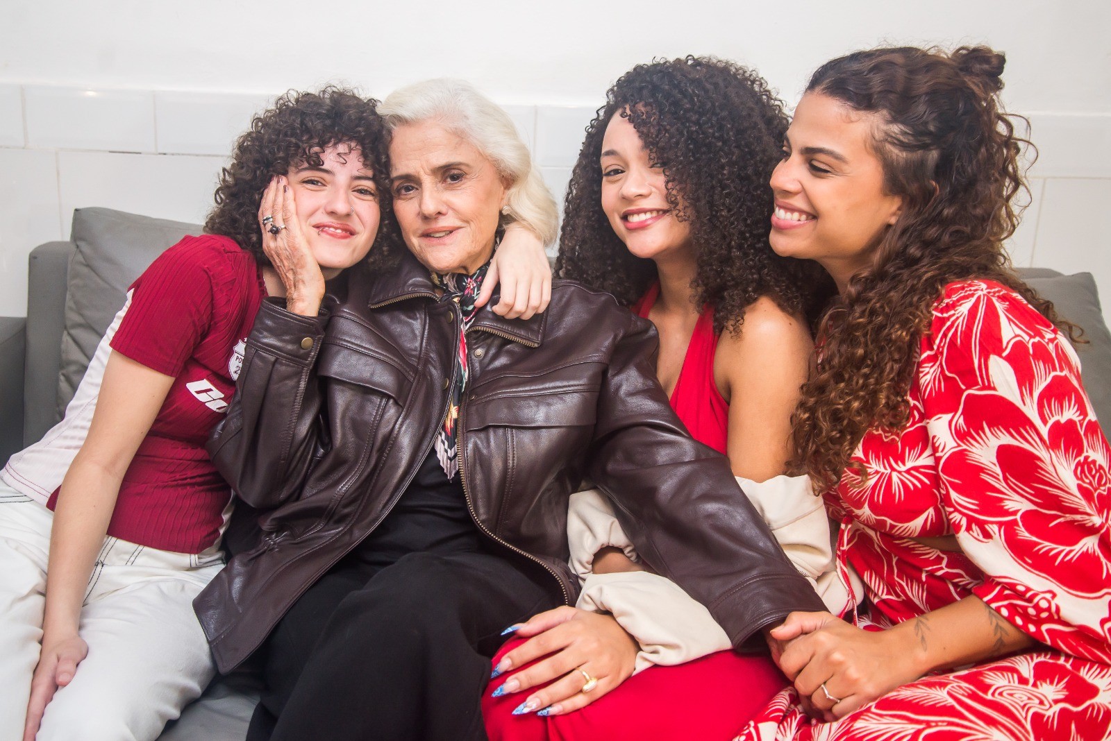 Marieta Severo se emociona ao ver netas no palco durante show dos 'Escafandristas'