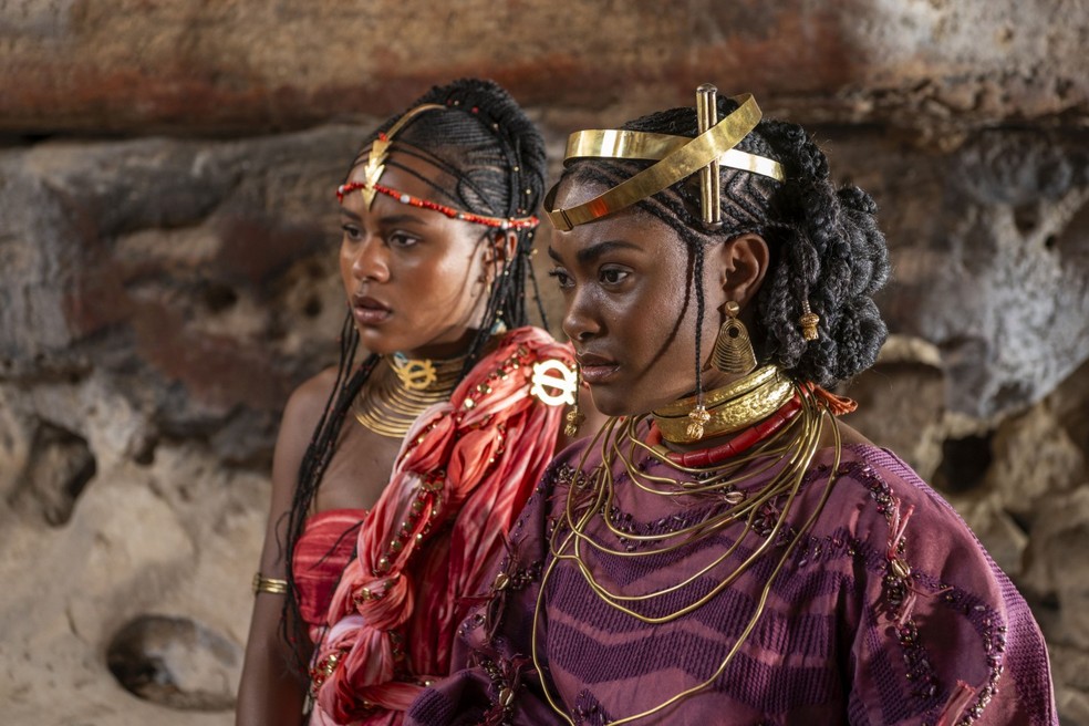 Alika (Duda Santos) e Niara (Erika Januza) em'A nobreza do amor' — Foto: Estevam Avellar/Globo