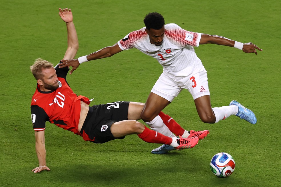 Laimer, da Áustria, marcando Abdallah Nasib, da Jordânia — Foto: DEAN MOUHTAROPOULOS/Getty Images via AFP