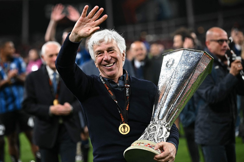 Gasperini com o troféu da Liga Europa, o primeiro de sua carreira como treinador — Foto: Paul Ellis/AFP