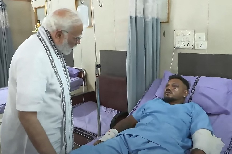 Vishwash Kumar Ramesh, único sobrevivente de queda de avião na Índia, recebe visita do presidente do país, Narendra Modi — Foto: Narendra Modi Youtube/AFP