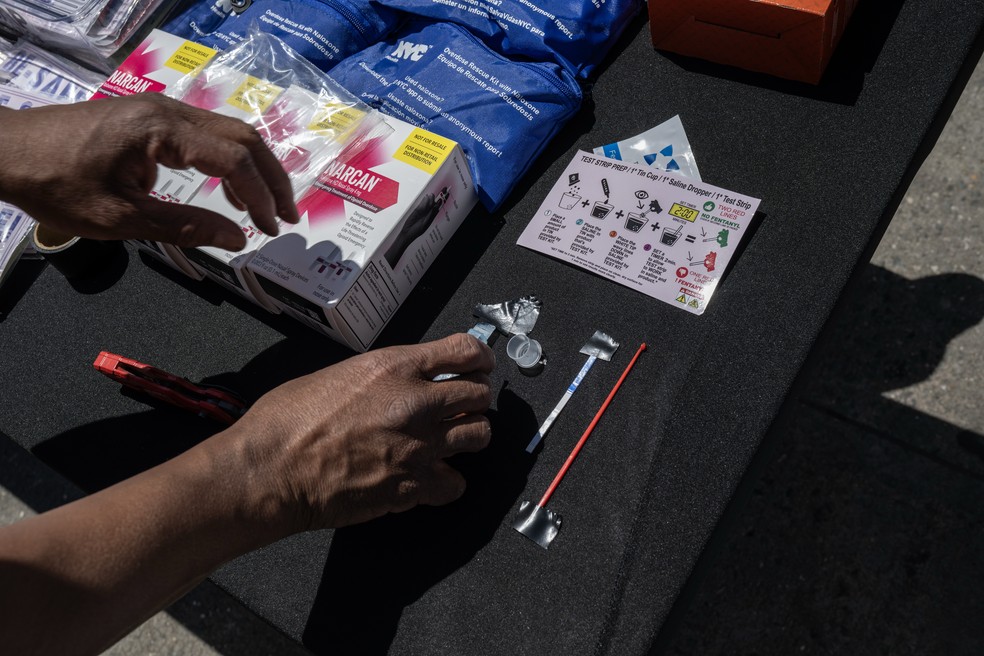 Um kit de naloxona (Narcan), em Nova York, em 29 de abril de 2025. Especialistas em dependência química geralmente atribuem a queda nas overdoses fatais a diversos fatores, incluindo a maior disponibilidade de medicamentos que revertem rapidamente as overdoses de opioides. — Foto: Victor J. Blue/The New York Times