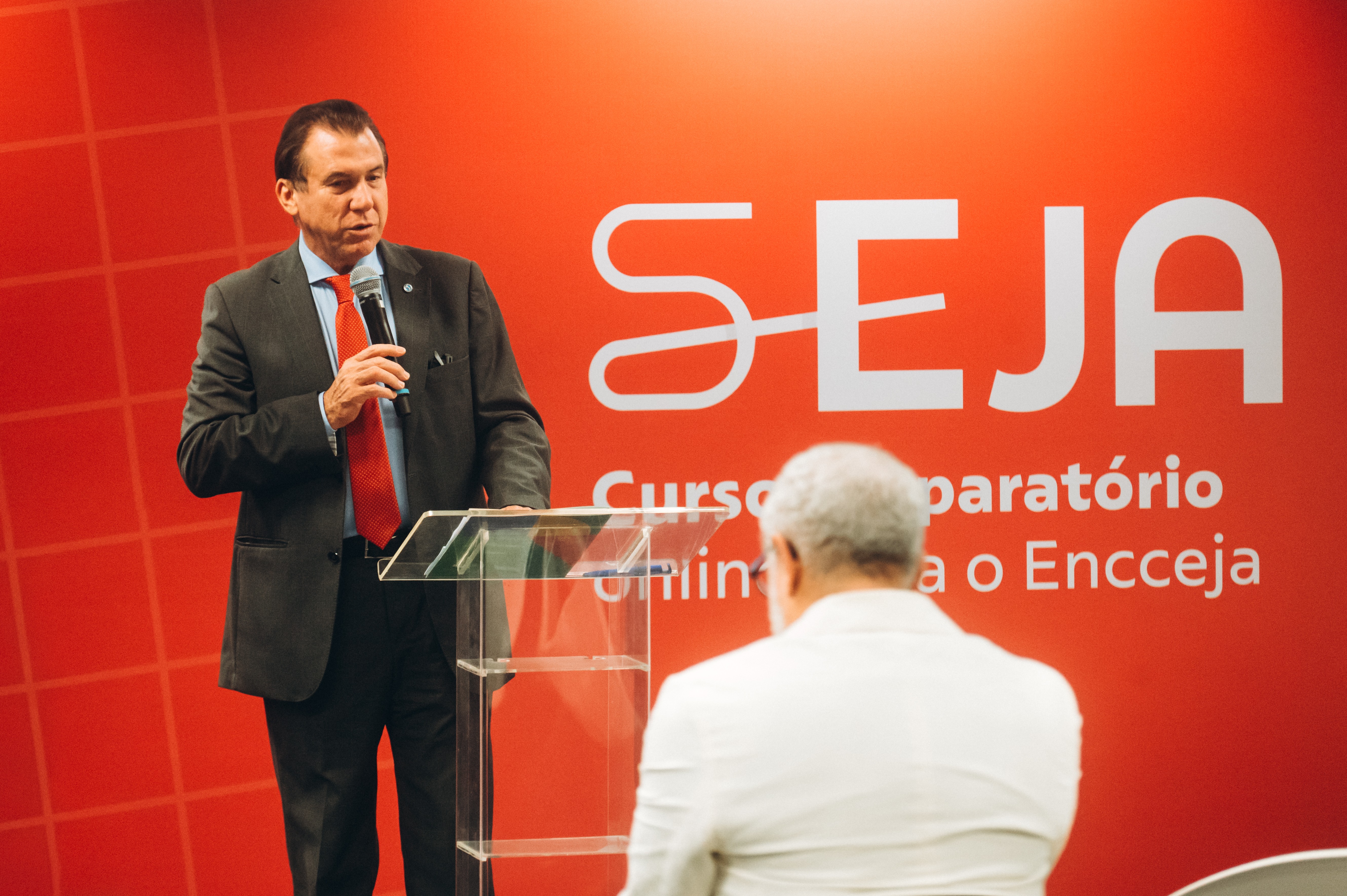 'Empresariado olha com ceticismo porque tem medo da mudança', diz ministro do trabalho sobre fim da escala 6x1