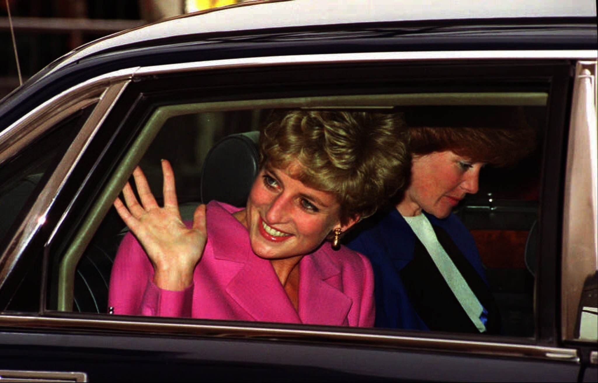 Diana queria 'casar por amor' devido ao trauma do divórcio dos pais, relata irmão da princesa em novo livro