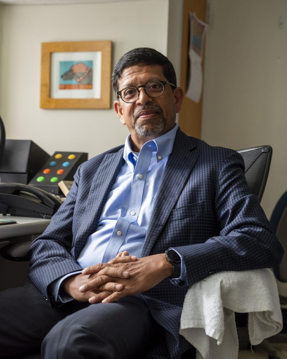 Dr. Deepak Cyril D'Souza, que dirige o Yale Center for the Science of Cannabis and Cannabinoids, e o Schizophrenia Neuropharmacology Research Group na universidade, em West Haven, Connecticut, 24 de setembro de 2024. A cannabis, agora legal em grande parte do país, é comumente considerada não viciante e segura — mas para alguns usuários, essas suposições são perigosamente erradas. — Foto: Adrian Martinez Chavez/The New York Times