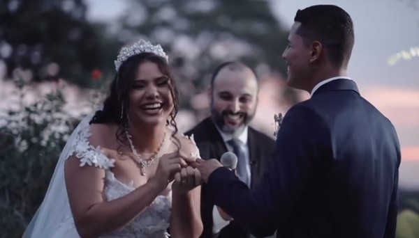 Noiva comete gafe durante os votos de casamento e diverte web: 'Até que a sorte nos separe'