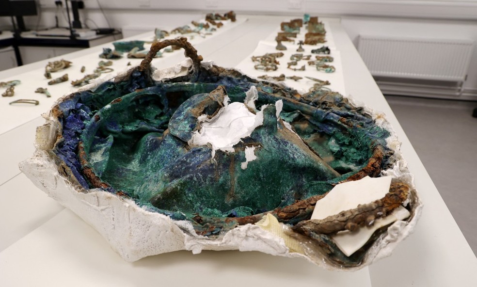 A foto mostra um dos 800 objetos da Idade do Ferro escavados perto da vila de Melsonby, no povoado de Yorkshire, por uma equipe de arqueólogos da Universidade de Durham. — Foto: AFP / RAOUL DIXON / DURHAM UNIVERSITY