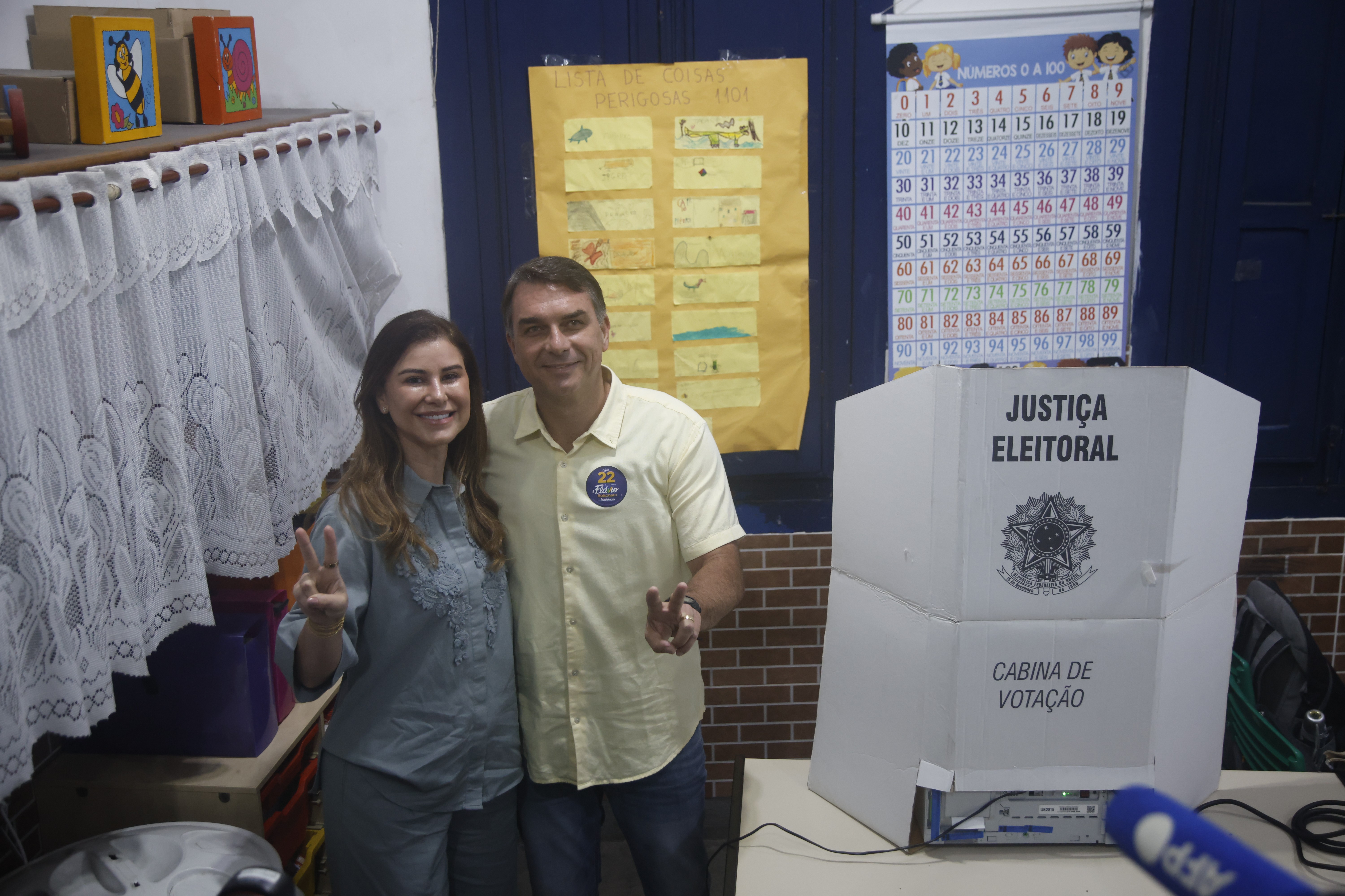 Flávio Bolsonaro vota no Rio acompanhado da família e diz que chegou a hora da 'mudança de verdade' - Foto