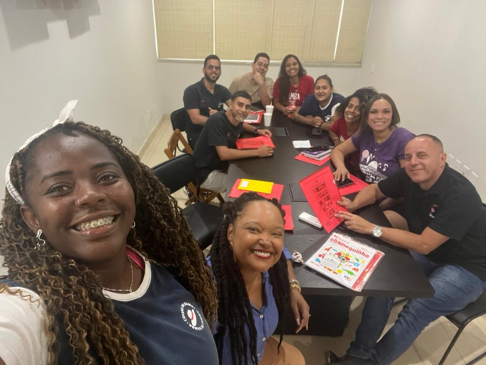Atendentes, supervisores, auxiliar de serviços gerais, bartender e gerente geral participam das aulas de inglês ministradas pela professora Geórgia Oliveira — Foto: Divulgação