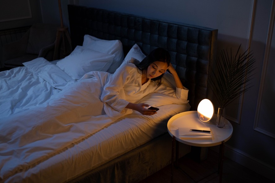Uso de celular pouco antes de dormir pode causar distúrbio no sono