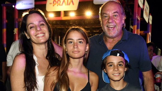 Claudia Mauro leva filhos gêmeos de 12 anos a show