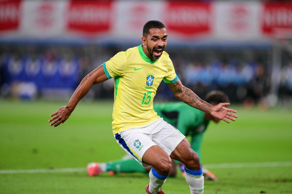 Paulo Henrique, do Vasco, abre o placar para o Brasil &mdash; Foto: Yuichi YAMAZAKI / AFP