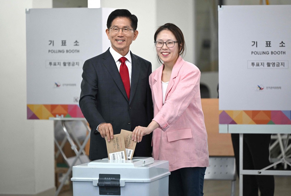 Kim Moon-soo, candidato do Partido do Poder Popular à Presidência da Coreia do Sul, vota antecipadamente em Incheon — Foto: Jung Yeon-je / AFP