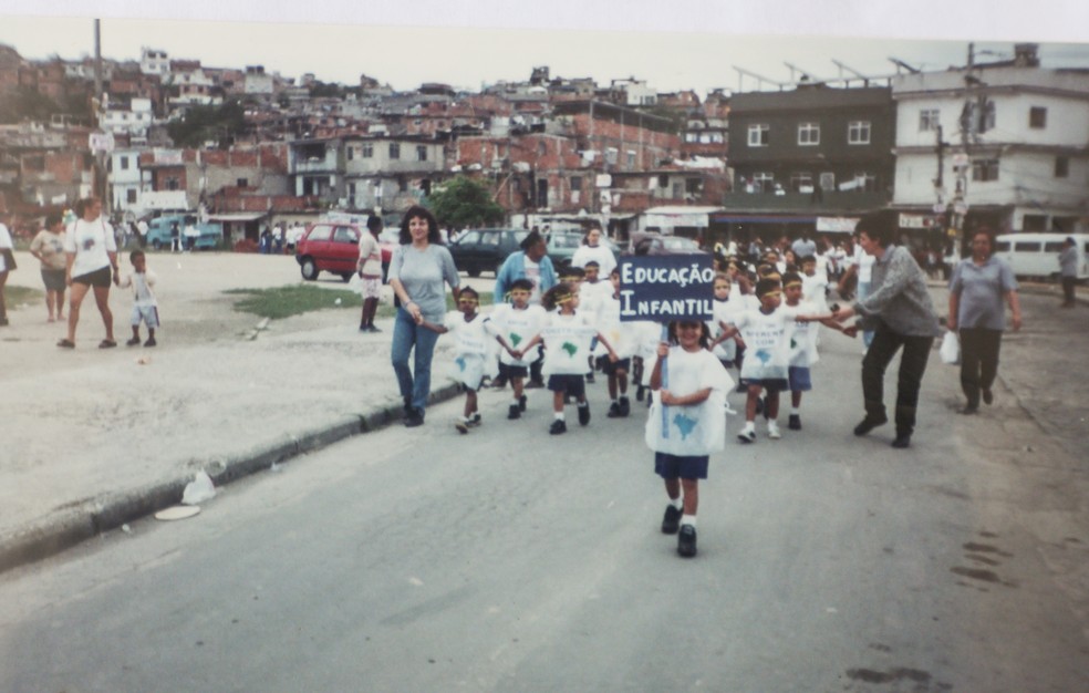 Alunos e professores caminham pelo Complexo da Maré — Foto: Gabriel de Paiva / Agência O Globo