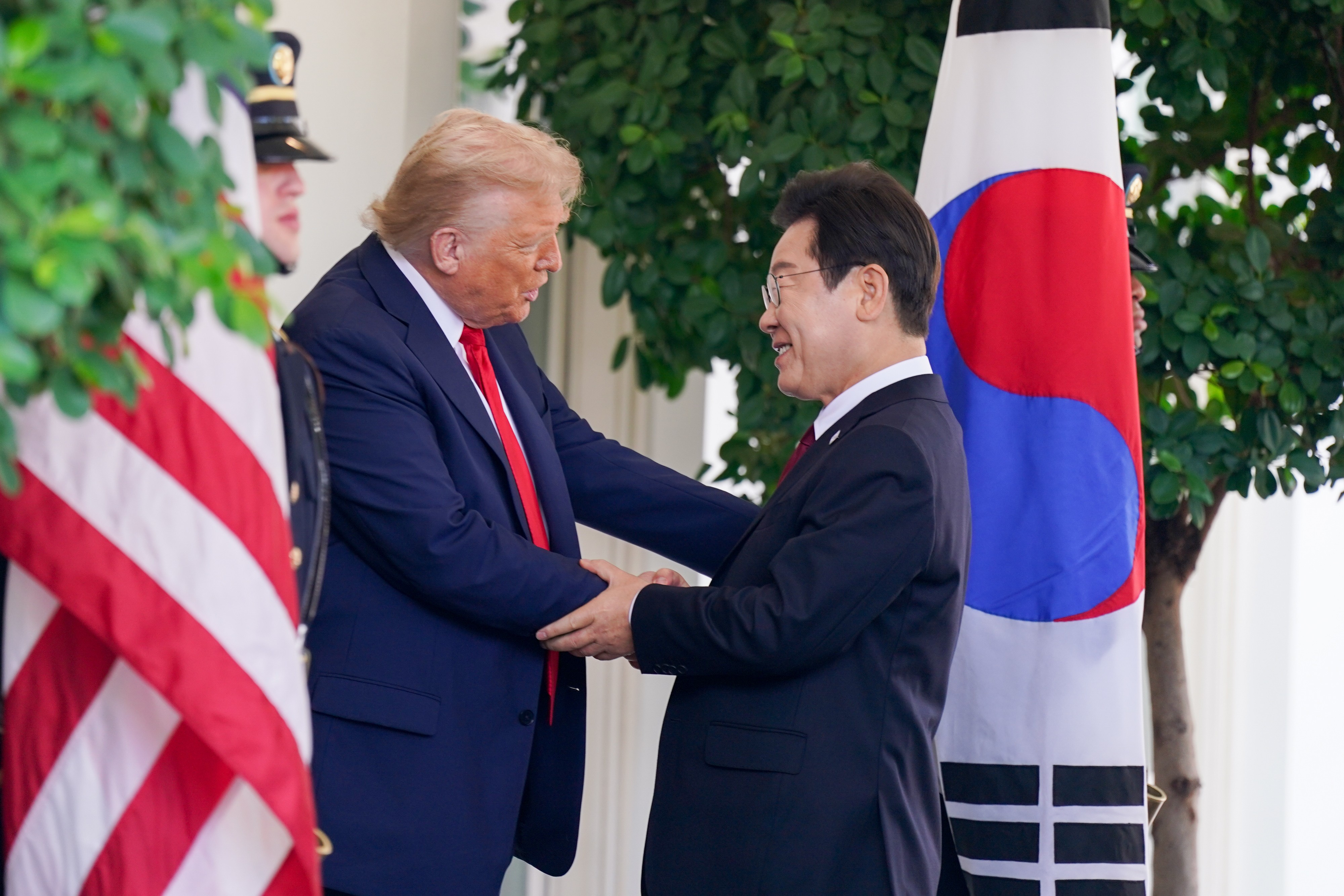 Trump diz que vai comprar chips da Coreia do sul