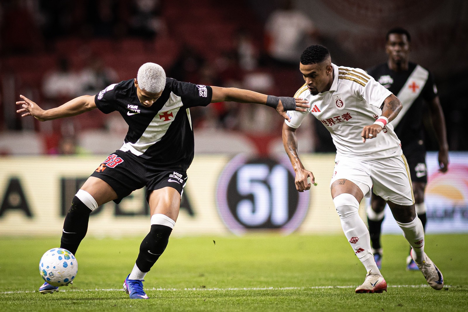 STJD multa Vasco e Internacional por atraso em reinício do jogo, pelo Brasileiro