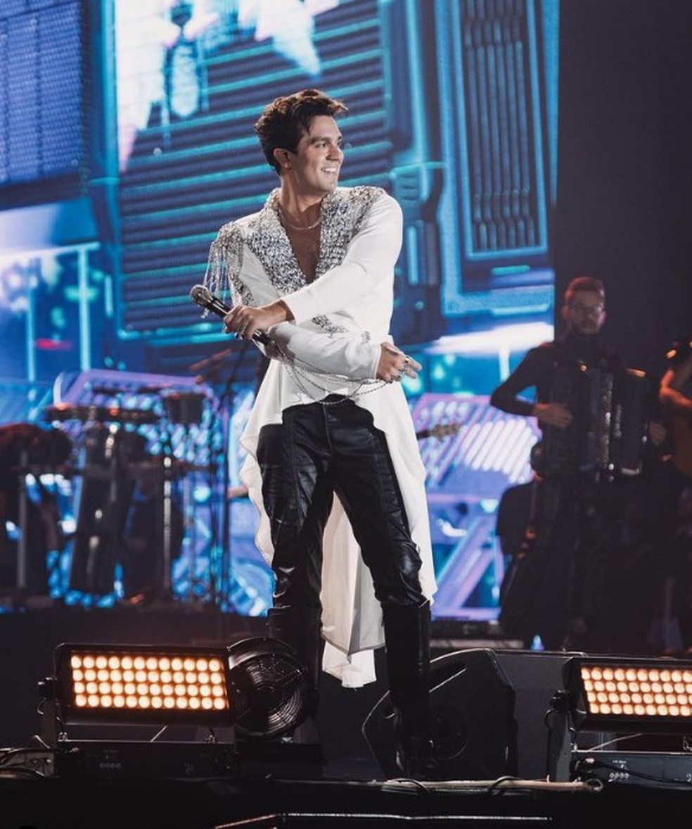 Luan Santana usa blazer branco em gravação de DVD — Foto: Reprodução/Instagram