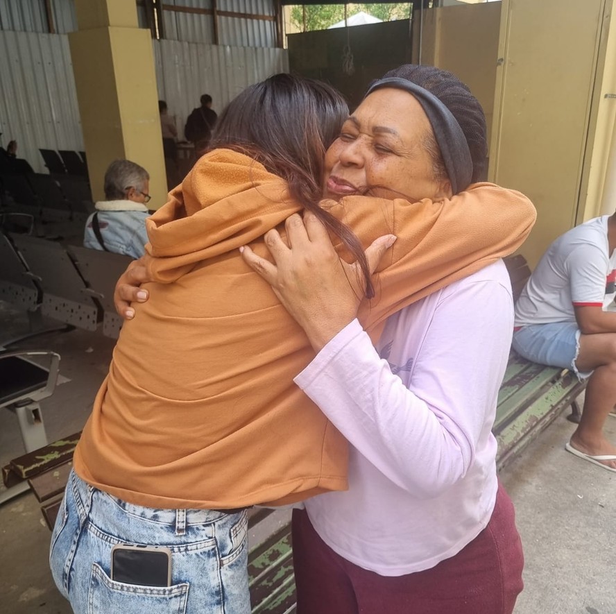 Glória de Jesus dos Santos abraça Mariana Von Held, estudante de Enfermagem, envolvida no resgate à idosa, que sofreu parada cardiorrespiratória na Praça Mauá há um mês