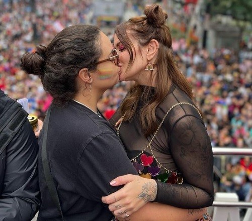 Ex-BBB,  Marcela Mc Gowan marca presença na Parada e declara amor pelo twitter — Foto: Reprodução