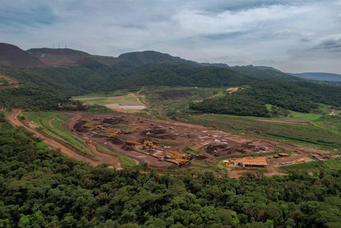 Aerial view of part of the area where the Vale Dam is located, destroyed by mud and where the Brumadinho search station is today — Photo: Douglas Magno / AFP