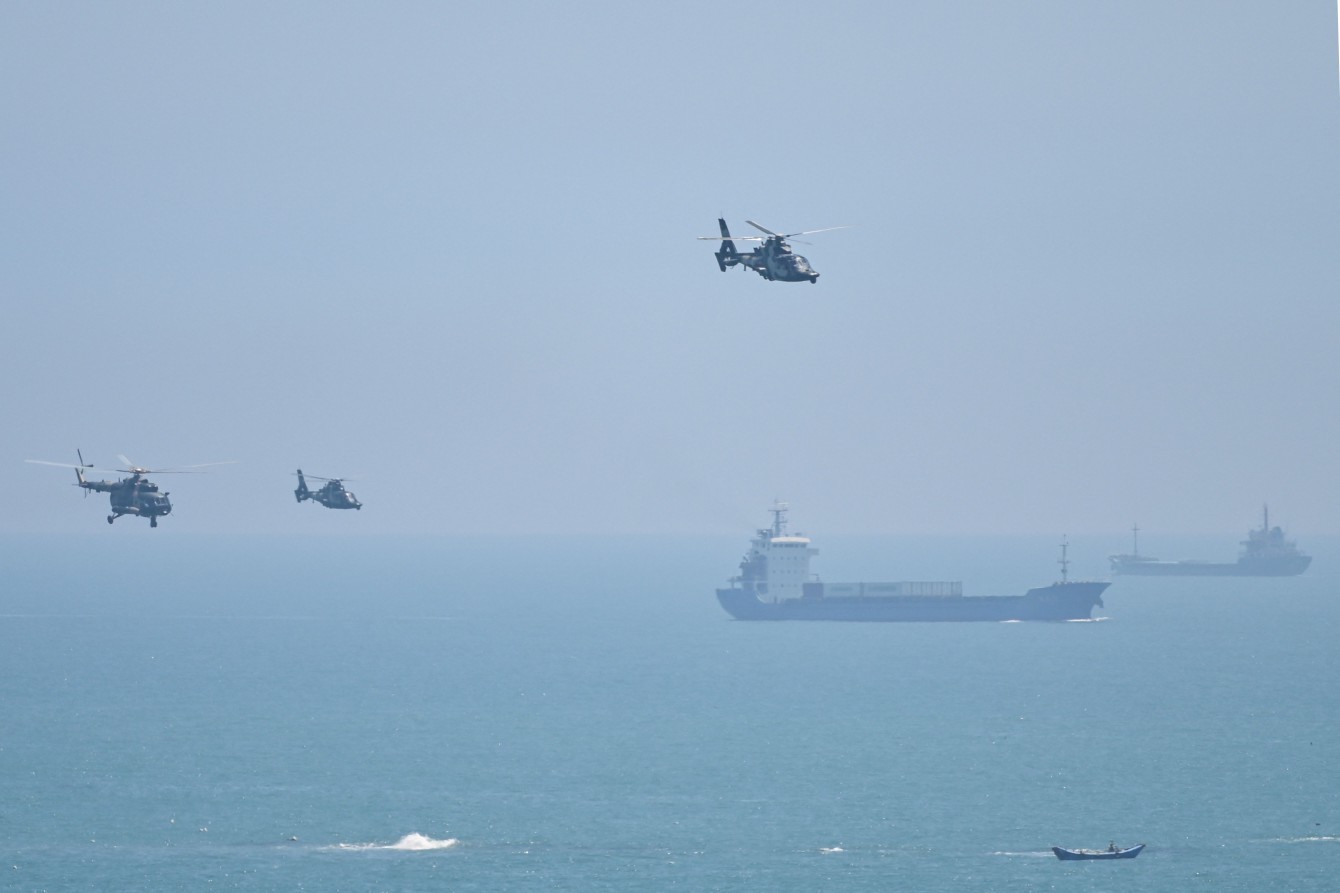 Helicópteros militares chinesas participam de operação ao redor de Taiwan — Foto: HECTOR RETAMAL/AFP