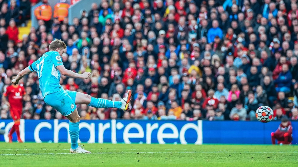 O chute de Kevin de Bruyne que empatou a partida — Foto: Divulgação Manchester City