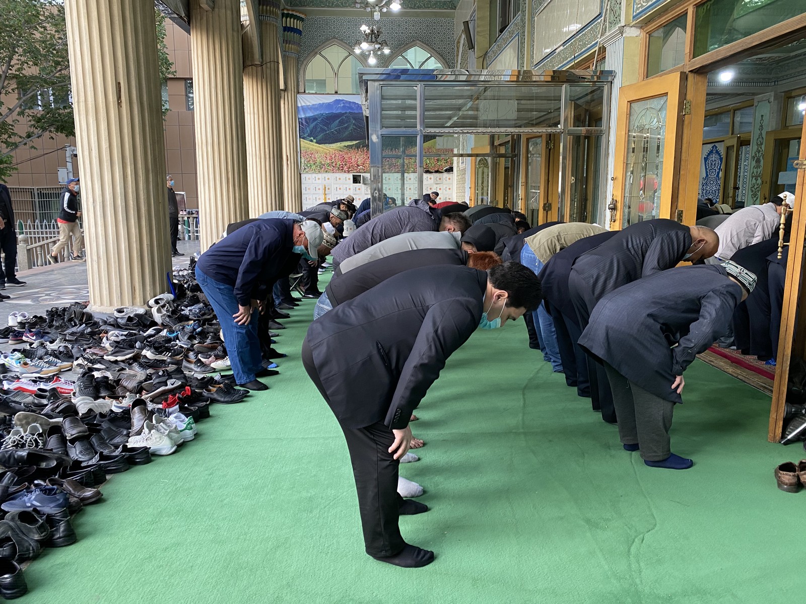 Fiéis na mesquita de Yanghang, em Urumqi, no último dia doRamadã; é raro ver na província muçulmanos usando véus ou barba Agência O Globo - 13/05/2021