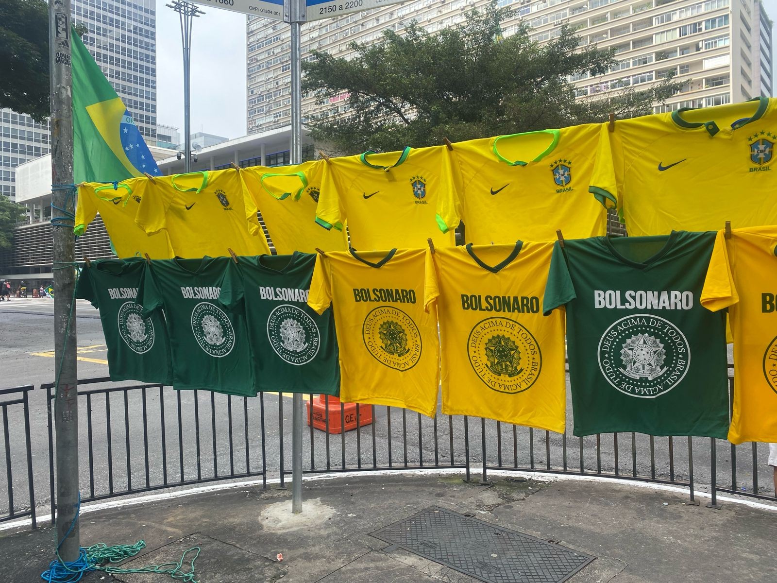 Camisetas em apoio a Jair Bolsonaro são expostas na Avenida Paulista durante ato convocado pelo ex-presidente — Foto: Mariana Rosário/Agência O Globo
