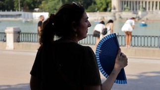 Mulher USA Um Leque Para Se Refrescar em Parque de Madri Durante A Primeira onda de Calor doVerão-foto: Thomas Coex/ AFP