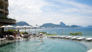 A piscina do Fairmont Copacabana — Foto: Agência O Globo