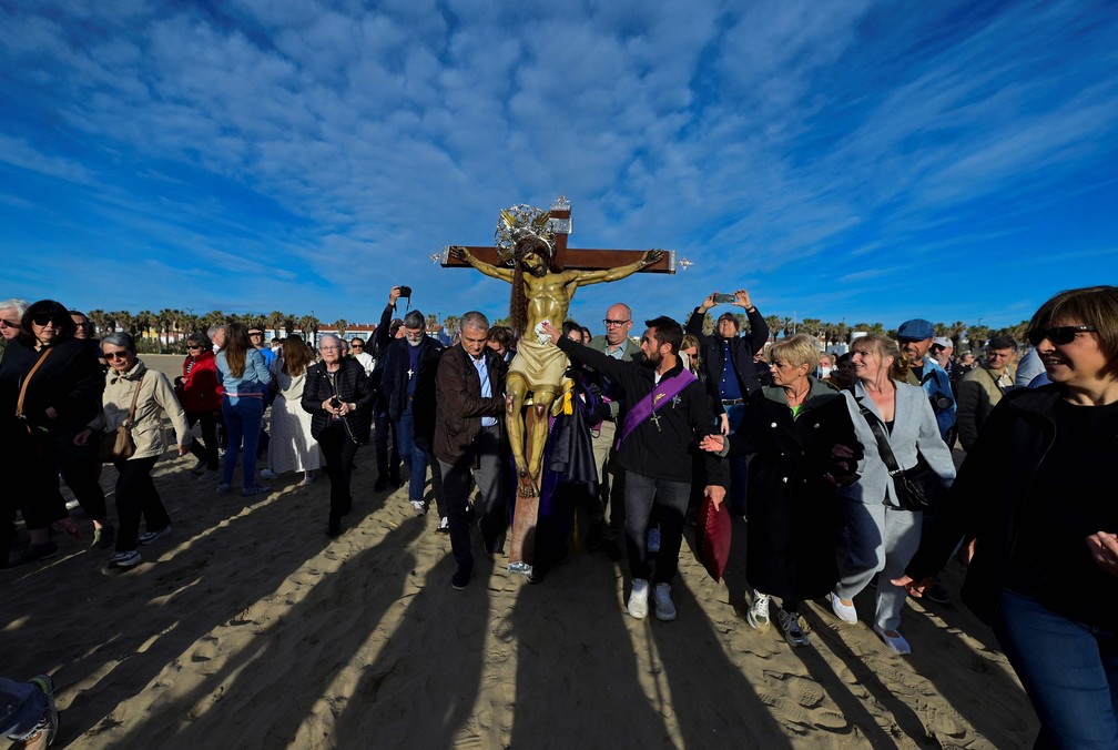 Fotos: cristãos celebram a Paixão de Cristo pelo mundo; veja imagens de ...