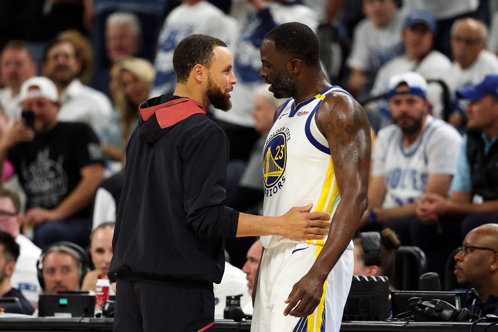 Draymond Green (à direita) foi alvo de insultos racistas durante a partida entre o Golden State Warriors e o Minnesota Timberwolves, pela semifinal dos playoffs da Conferência Oeste da NBA — Foto: David Berding/AFP