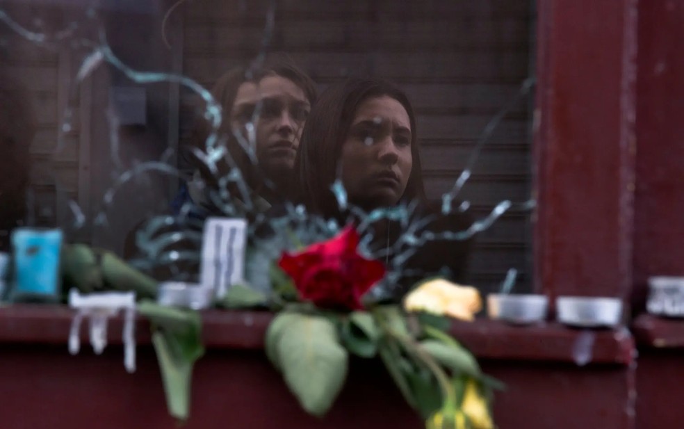 Pessoas olham para o Le Carillon, um dos restaurantes que foi atacado — Foto: Tyler Hicks/The New York Times