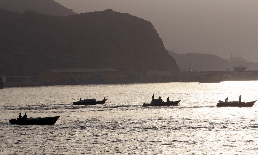 Barcos iranianos carregados cruzam o Estreito de Ormuz, próximo ao porto de Khasab, em Omã — Foto: Karim Sahib/AFP