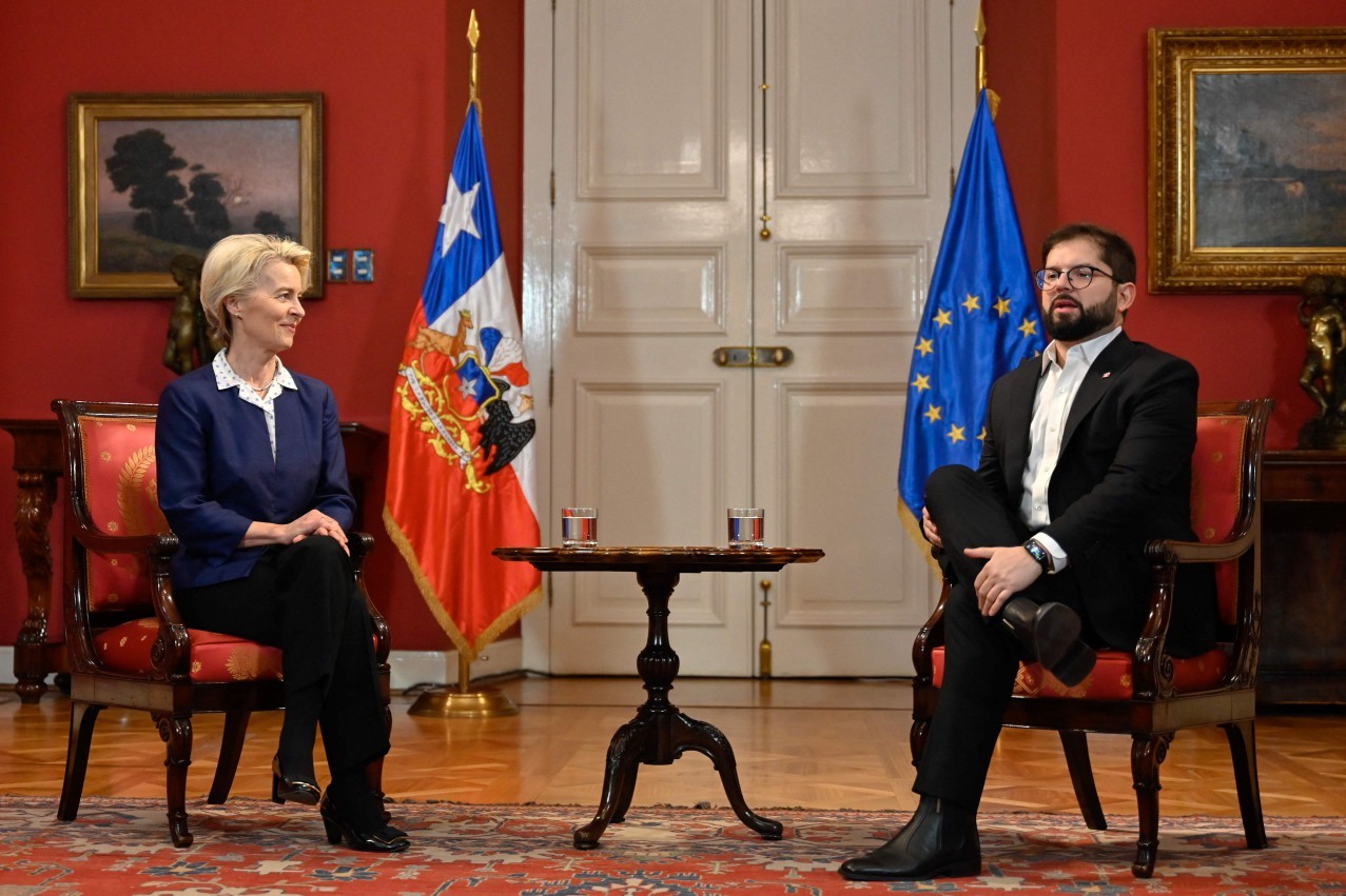 Presidente da Comissão Europeia, Ursula von der Leyen, conversa com o presidente do Chile, Gabriel Boric — Foto: Martin Bernetti/AFP