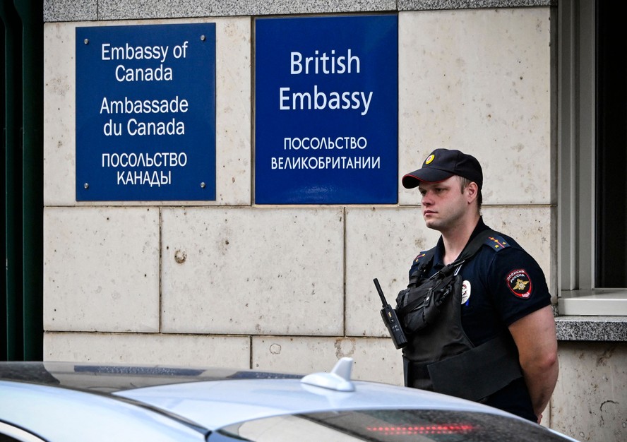 108455447-a-russian-police-officer-patrols-outside-the-british-embassy-building-in-moscow-on-septemb.jpg