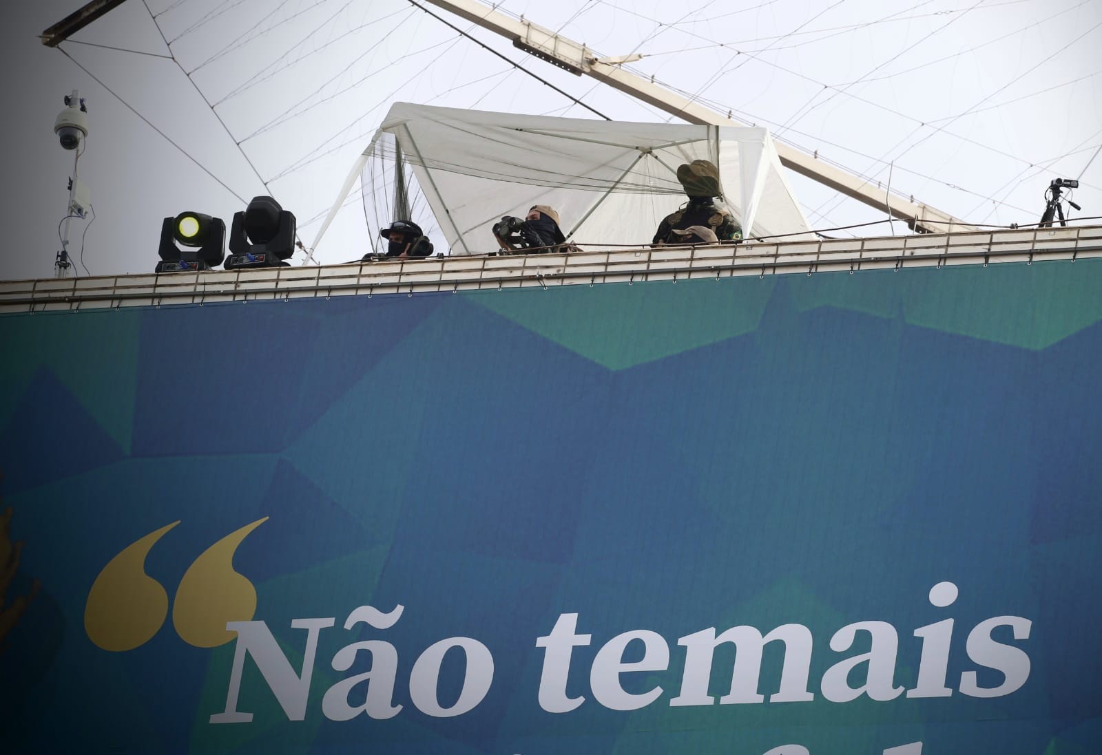 Atiradores de elite observam movimentação do público em cima do ministério da Defesa durante o desfile de 7 de Setembro. — Foto: Cristiano Mariz/Agência O Globo