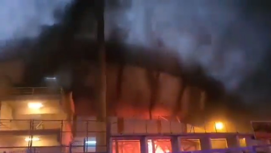 Torcedores do Foggia atearam fogo no estádio do Taranto após derrota