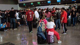 Torcedores do Flamengo não conseguem embarcar — Foto: Hermes de Paula\Agencia O Globo