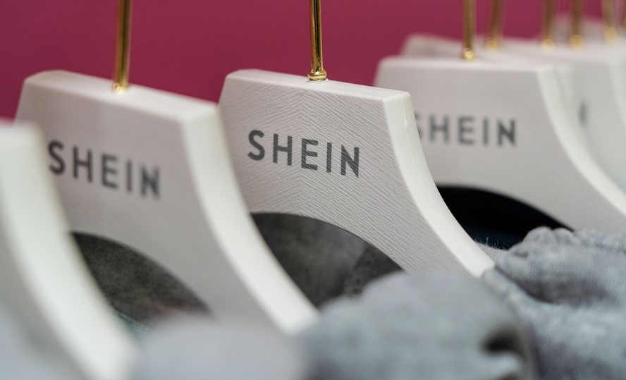Cabides com logo da Shein em uma loja em Dublin