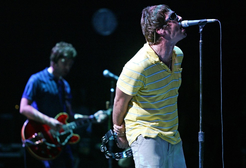 Oasis durante show na Espanha, em 2005 — Foto: JOSE JORDAN / AFP