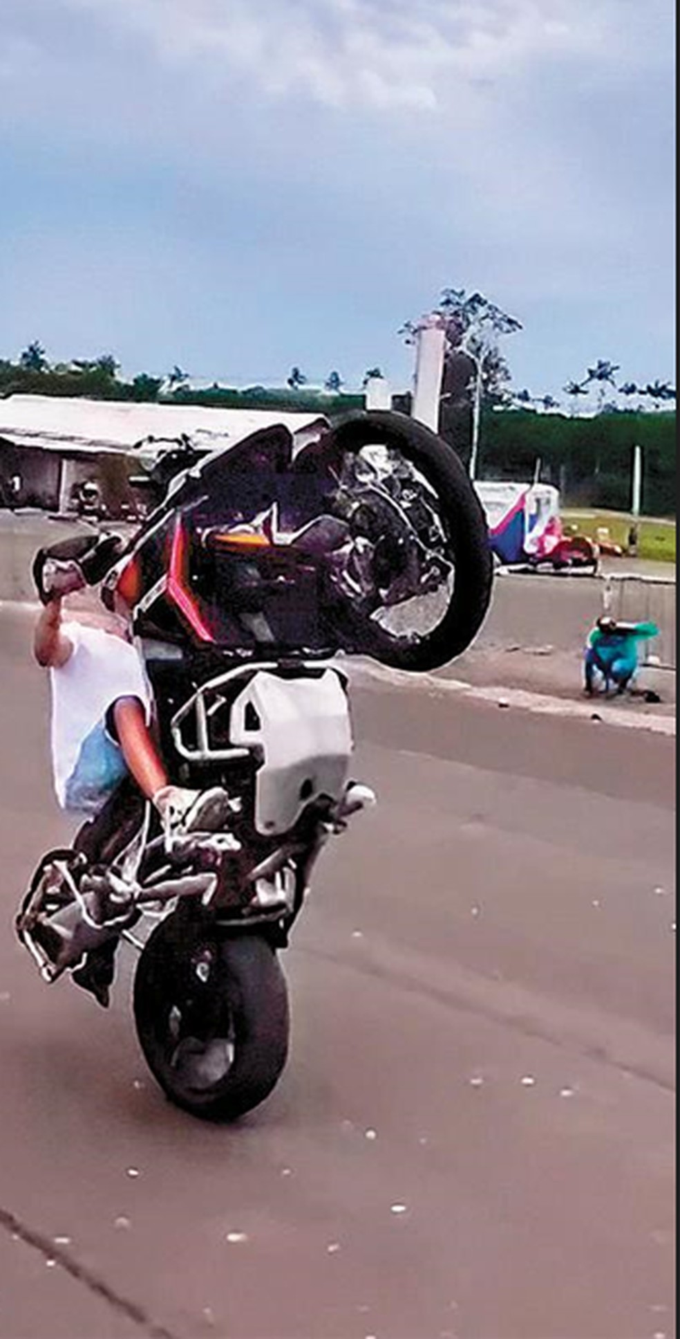 Vídeos de grau de moto fazem sucesso na internet — Foto: Reprodução