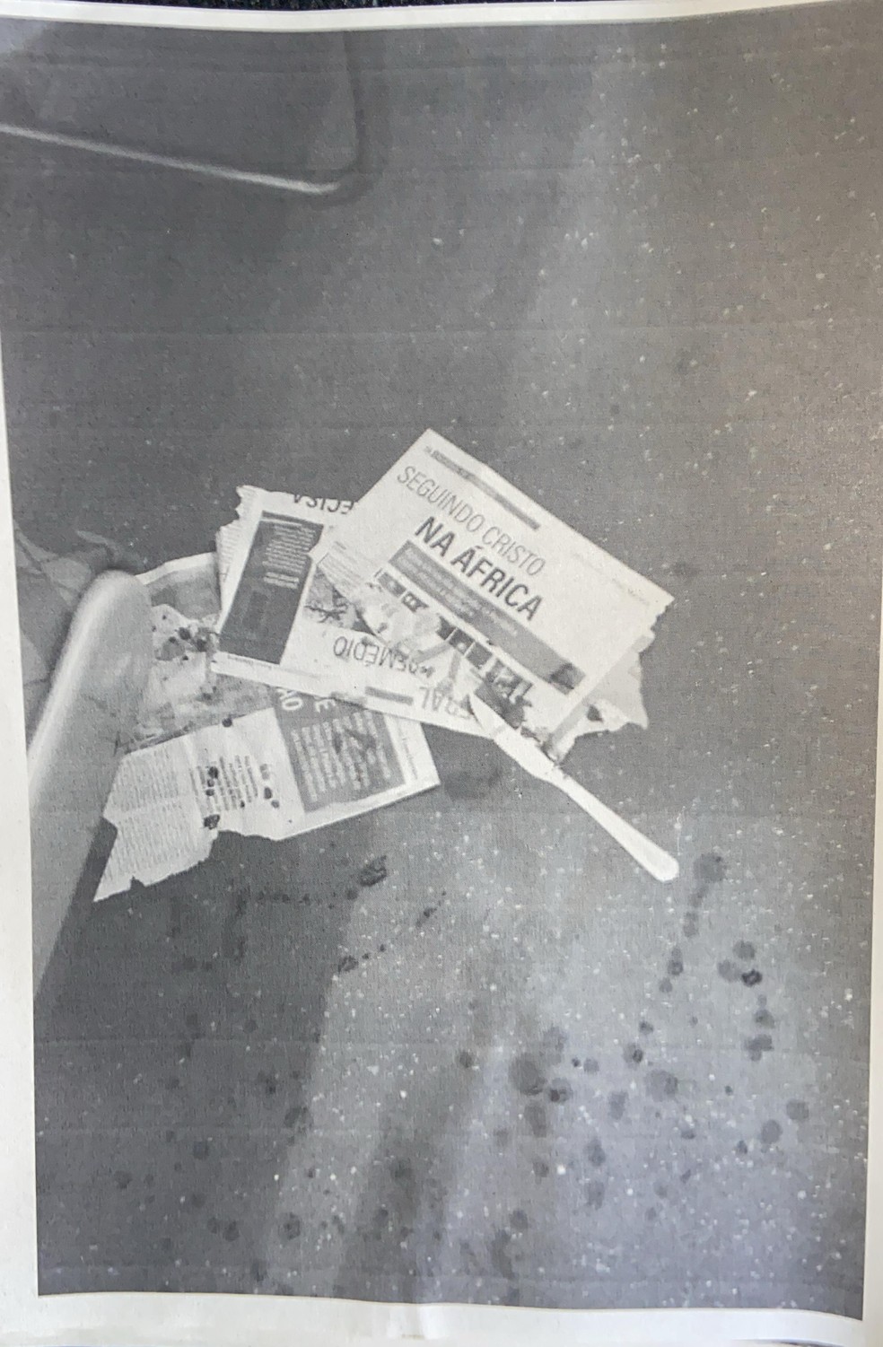 Folhas de jornal usadas pelos bandidos para cobrir câmera durante assalto em ônibus, no Centro do Rio — Foto: Arquivo pessoal