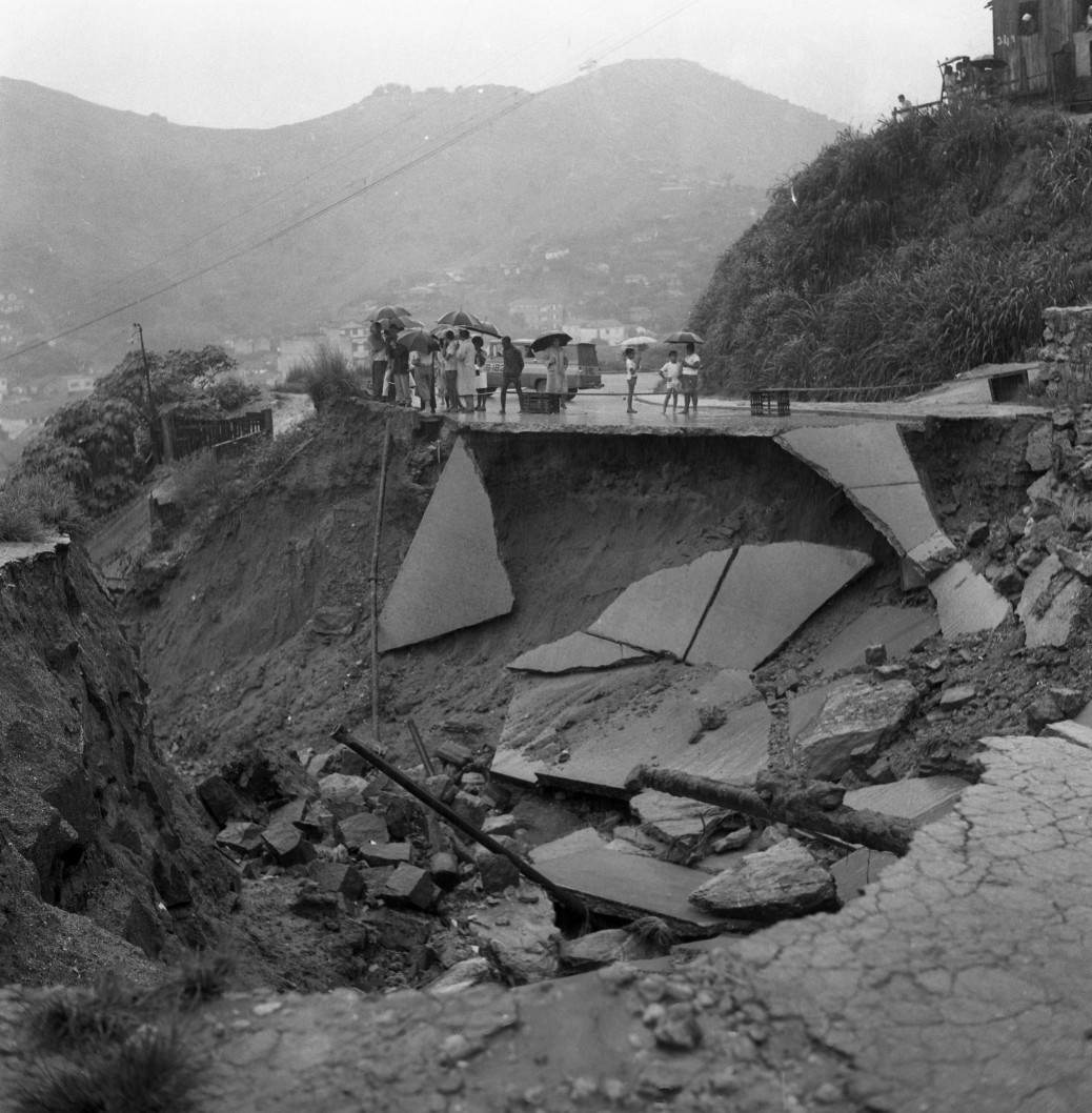 Desabamento na Estrada Grajaú-Jacarepaguá — Foto: Arquivo / Agência O Globo