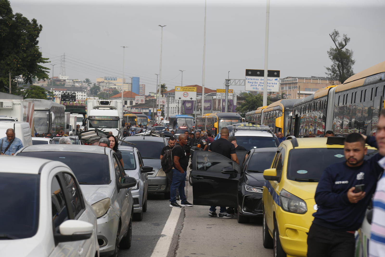 Devido a operação policial no Complexo de Israel, na Zona Norte do Rio, a Avenida Brasil ficou fechada no sentido Centro na hora do rush desta quinta-feira