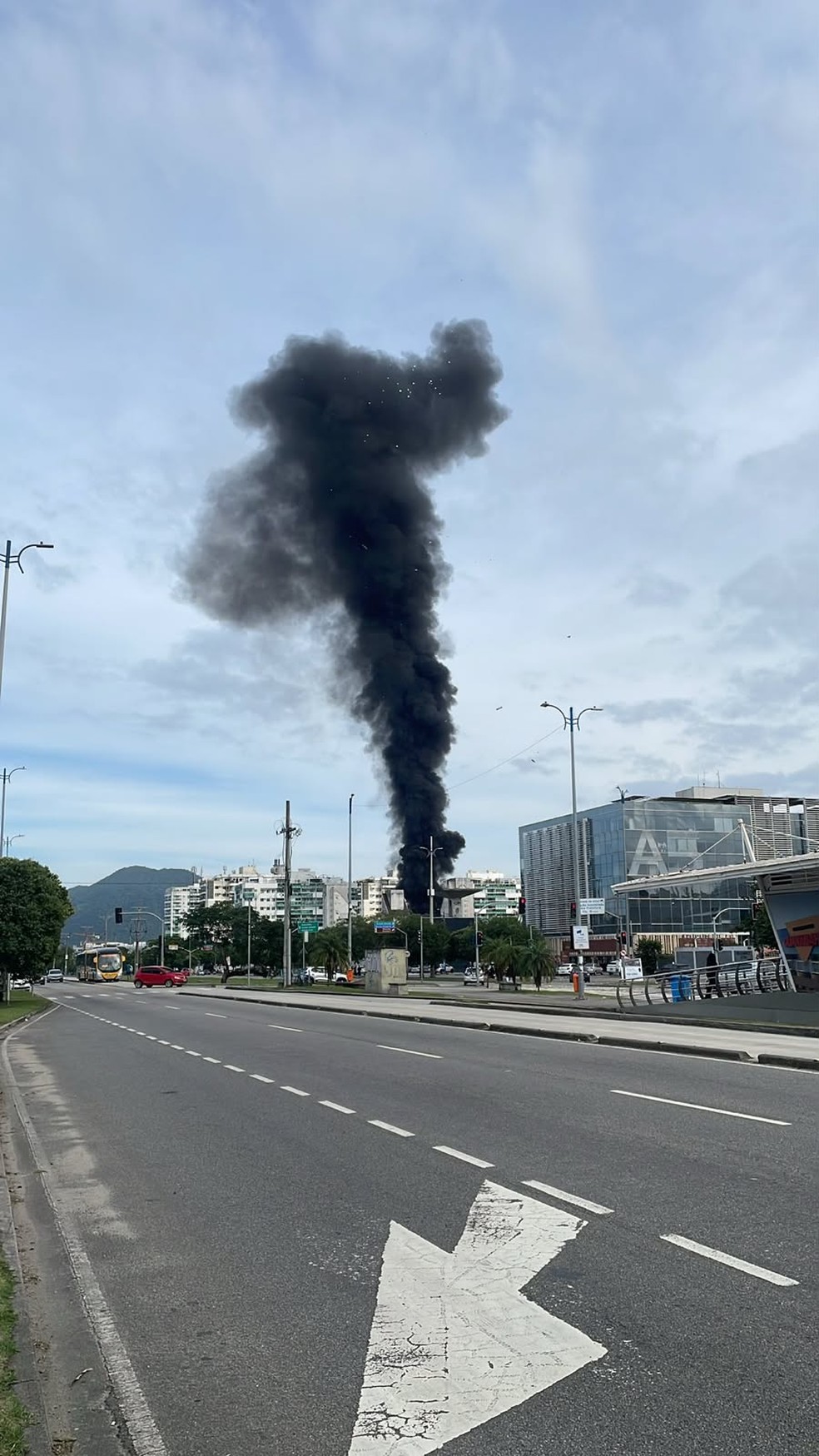 Fumaça preta pôde ser vista de longe — Foto: Reprodução Internet